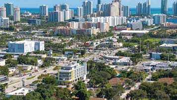 Un horizonte urbano con rascacielos, una combinación de edificios comerciales y residenciales, y una vista despejada del océano.