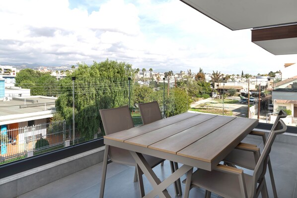 Luxury-Apartment, Stadtblick | Terrasse/Patio