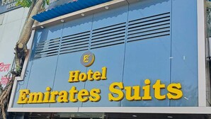 A building with a sign for 'Hotel Emirates Suits'. - Hotel Emirates Suite (Mumbai)