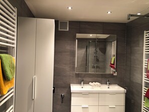 Ducha, secador de pelo, toallas