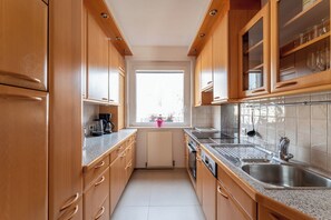 Mikrobølgeovn, ovn, kokeplater og oppvaskmaskin