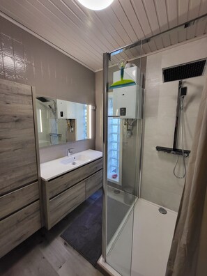 Shower, jetted tub, hair dryer, towels