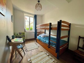 3 bedrooms, desk, iron/ironing board, travel cot