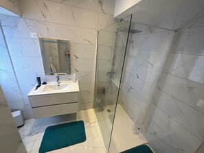Dusche, Haartrockner, Handtücher, Toilettenpapier