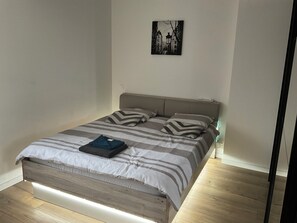 2 chambres, fer et planche à repasser, Wi-Fi, draps fournis