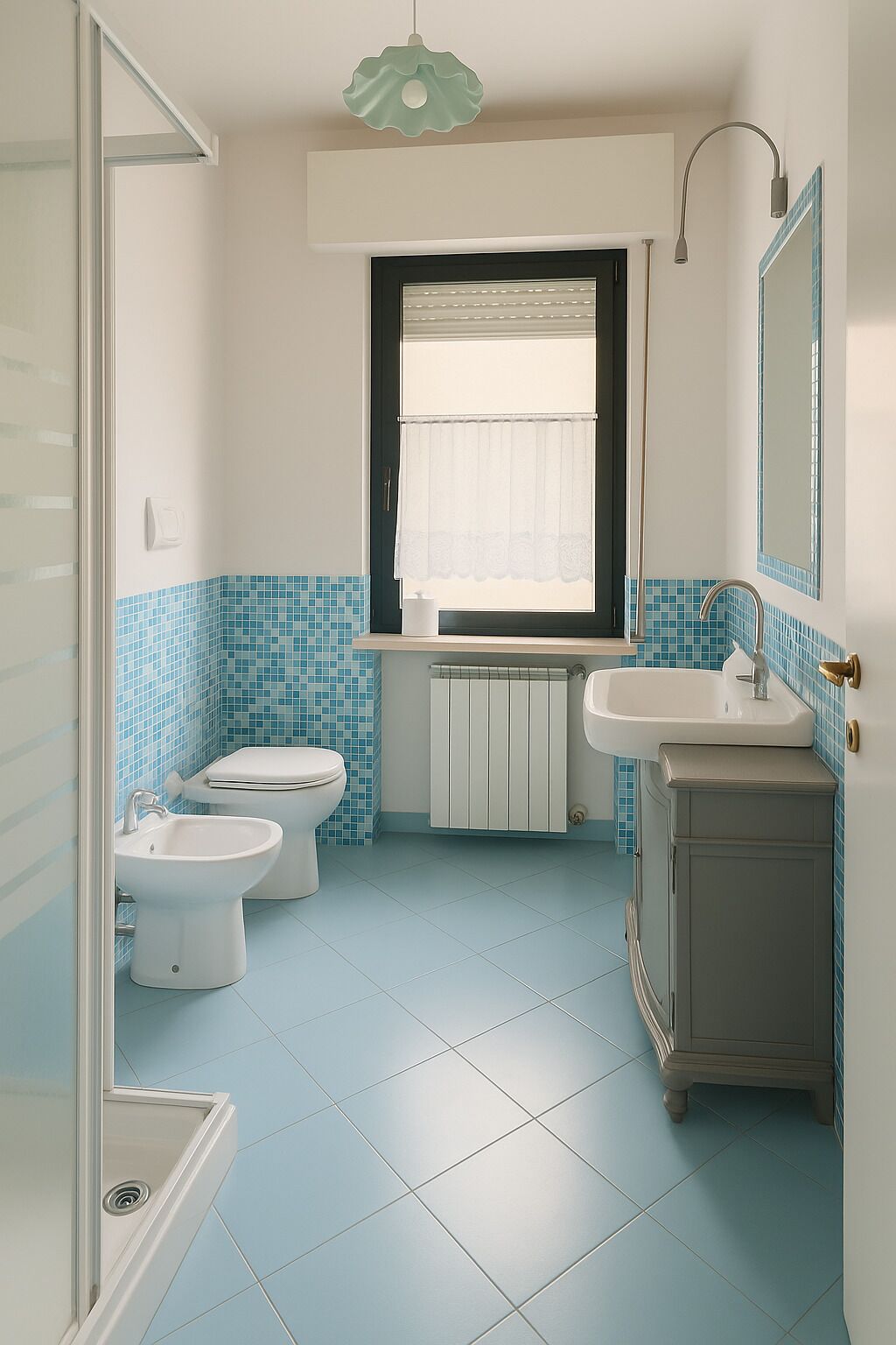 Chuveiro, toalhas de banho, sabonete, papel higiênico