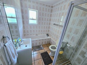 Bathroom - Bayside Terraces by Tanaka Kingdom  (Cape Town)