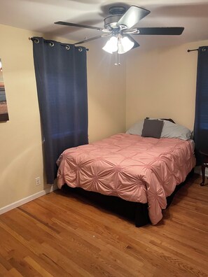 2 chambres, fer et planche à repasser, Wi-Fi, draps fournis