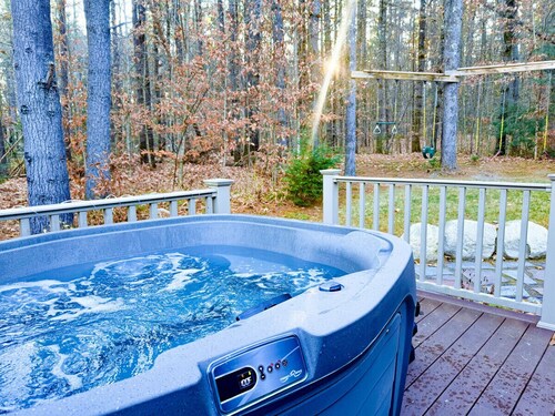 Luxe Lodge in the Woods! With Sauna & Hot tub