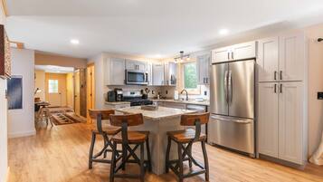 冰箱、微波炉、烤箱、炉灶