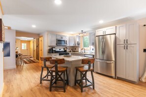 冷蔵庫、電子レンジ、オーブン、コンロ