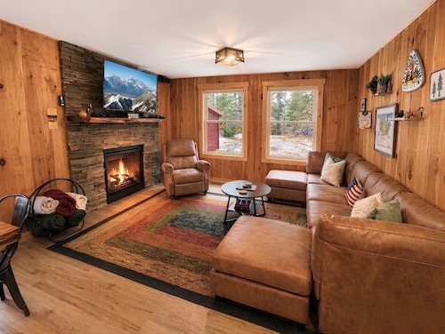 Luxe Lodge in the Woods! With Sauna & Hot tub