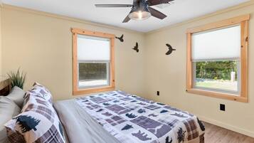 3 bedrooms, desk, iron/ironing board, travel cot