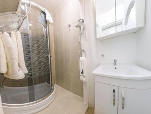 Tremannsrom – classic, byutsikt | Bad | Dusj, hårføner, tøfler og håndklær
