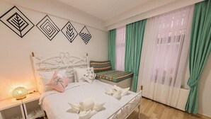 غرفة كلاسيكية ثلاثية - منظر للمدينة | خزنة داخل الغرفة ومكتب ومساحة عمل للكمبيوتر المحمول وتجهيزات عازلة للصوت