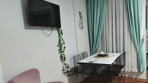 غرفة كلاسيكية ثلاثية - منظر للمدينة | منطقة المعيشة | تلفزيون