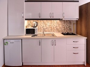 Classic Triple Room, City View | Private kitchen | Mini-fridge, stovetop, cookware/dishes/utensils - Duru Apart Istanbul (Istanbul)