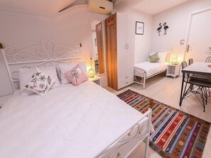 經典三人房, 城市景 | 房內夾萬、書桌、手提電腦工作空間、隔音