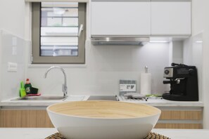 Kjøleskap, ovn, kokeplater og kaffetrakter/tekoker