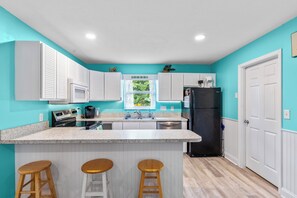 Fridge, microwave, oven, stovetop - Charming 2-bedroom house with AC, WiFi in lovely Jensen Beach (Jensen Beach)