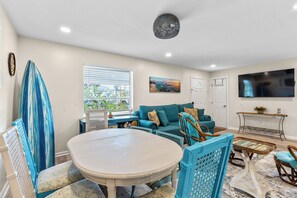 Smart TV - Charming 2-bedroom house with AC, WiFi in lovely Jensen Beach (Jensen Beach)