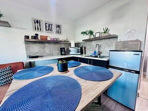 Fridge, microwave, stovetop, coffee/tea maker - Relax in charming studio centrally located with Private patio with Hot tub (San Diego)