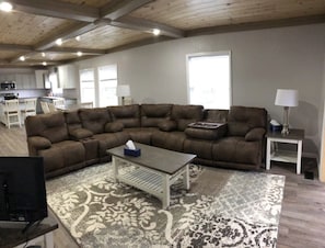TV - Whole house w/ full basement 3 bdrms 2.5 baths 5 recliners + air mattress space (Washington)
