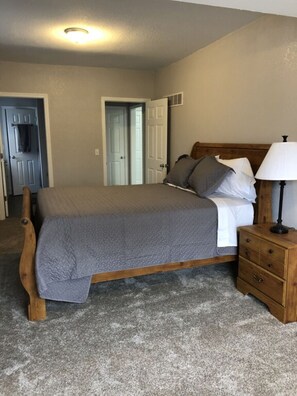 3 bedrooms, iron/ironing board, WiFi, bed sheets