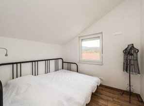 4 slaapkamers, een strijkplank/strijkijzer, internet, beddengoed