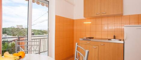 Fridge, oven, stovetop, cookware/dishes/utensils