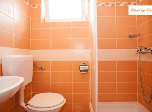 Douche, sèche-cheveux, serviettes fournies