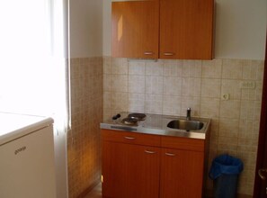 Refrigerador, horno, parrilla de estufa y utensilios de cocina 
