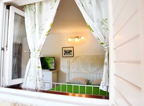 Iron/ironing board, Internet, bed sheets