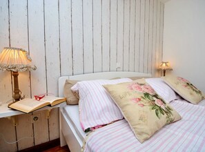 1 chambre, fer et planche à repasser, accès Internet, draps fournis