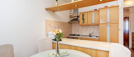 Réfrigérateur, micro-ondes, four, plaque de cuisson