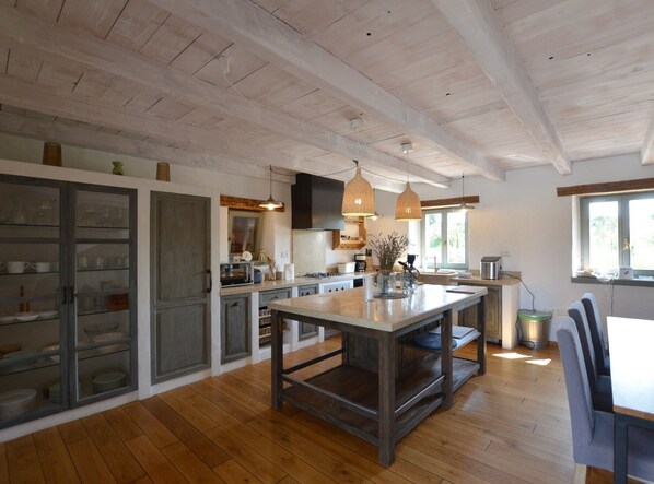 Dining - Majestic Rustical Kanfanar Villa with Pool - Four Bedroom Villa with Pool (Kanfanar)