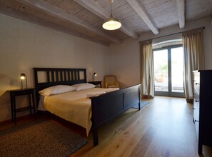 4 habitaciones, tabla de planchar con plancha, wifi y ropa de cama 