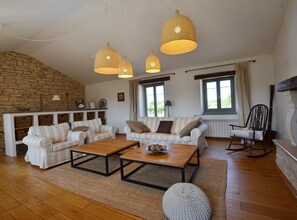 TV, fireplace - Majestic Rustical Kanfanar Villa with Pool - Four Bedroom Villa with Pool (Kanfanar)