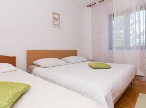 3 soverom, strykejern/-brett, internettilgang og sengetøy