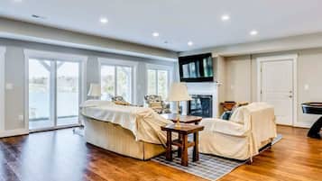 Smart-TV, Kamin, Arbeitsbereiche