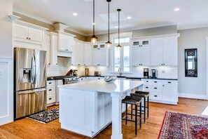 Fridge, microwave, oven, stovetop - Lakefront Lake Anna, Dock, Beach, Deck (Orange)