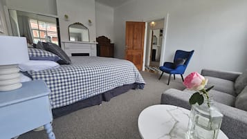 3 bedrooms, desk, free WiFi, bed sheets