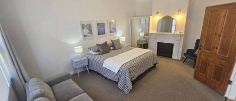 3 bedrooms, desk, free WiFi, bed sheets