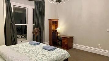 6 bedrooms, desk, iron/ironing board, WiFi