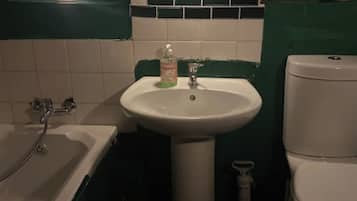 Bidet, jabón, papel de baño