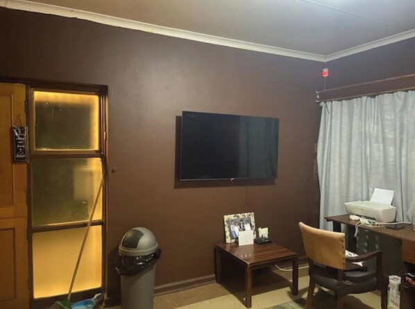 Interior - Cozy 1-night stop Old cottage (Fort Beaufort)