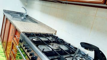 Appartamento Comfort, cucina | Cucina privata | Frigorifero con congelatore, microonde, forno, piano cottura