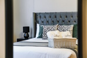 Premium bedding, memory-foam beds, blackout curtains, iron/ironing board - Avari Apartments - Princeton Collection (London)