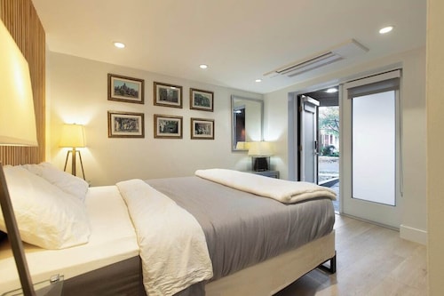 Ultra-Modern Apartment, Pet-Friendly, Free Off-Street Parking, Steps to Metro!