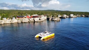 Marina - Spacious, modern 2-bedroom apartment, Westend Negril with AC, WiFi, W/Heater (Negril)